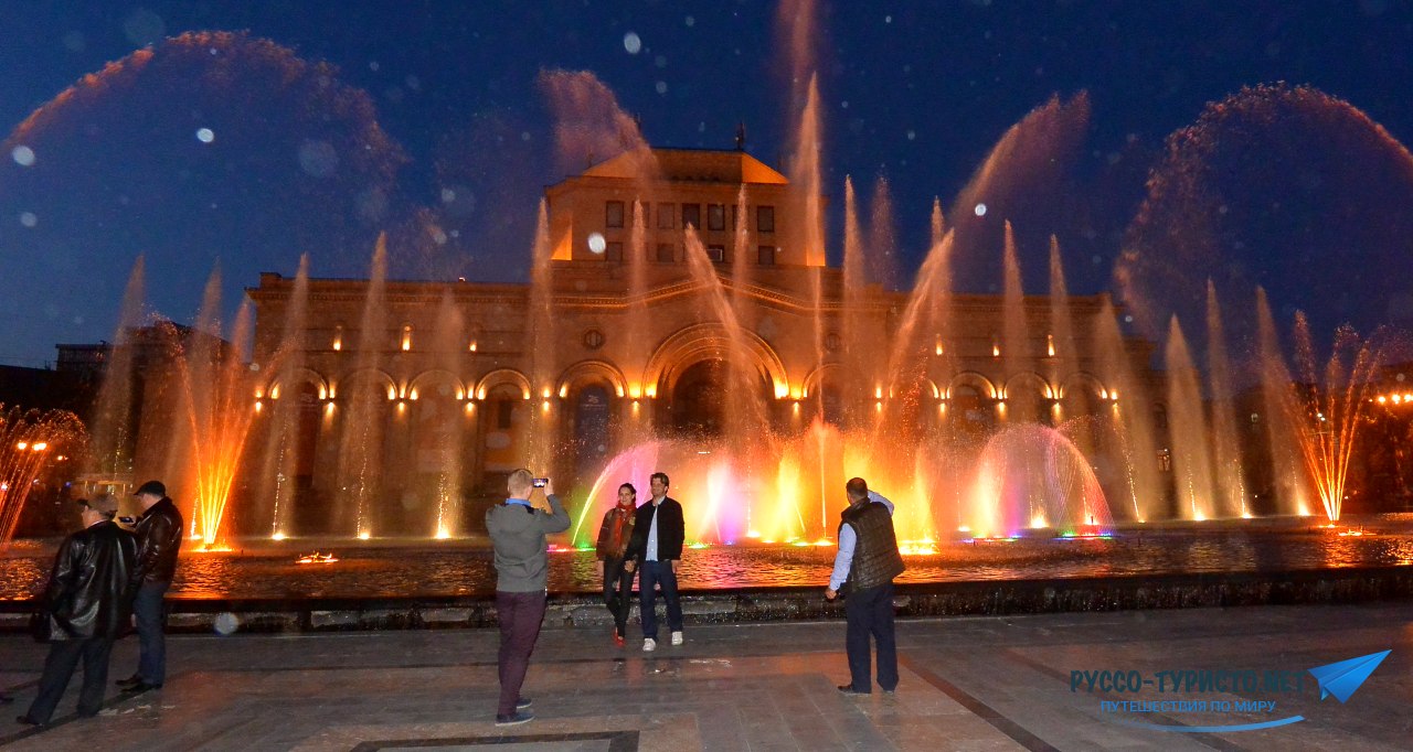 Площадь Республики в Ереване вечером, подсветка, поющие фонтаны