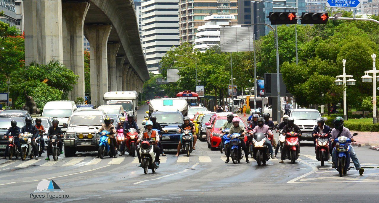 Трафик на дорогах Бангкока - мопедов в разы больше, чем машин