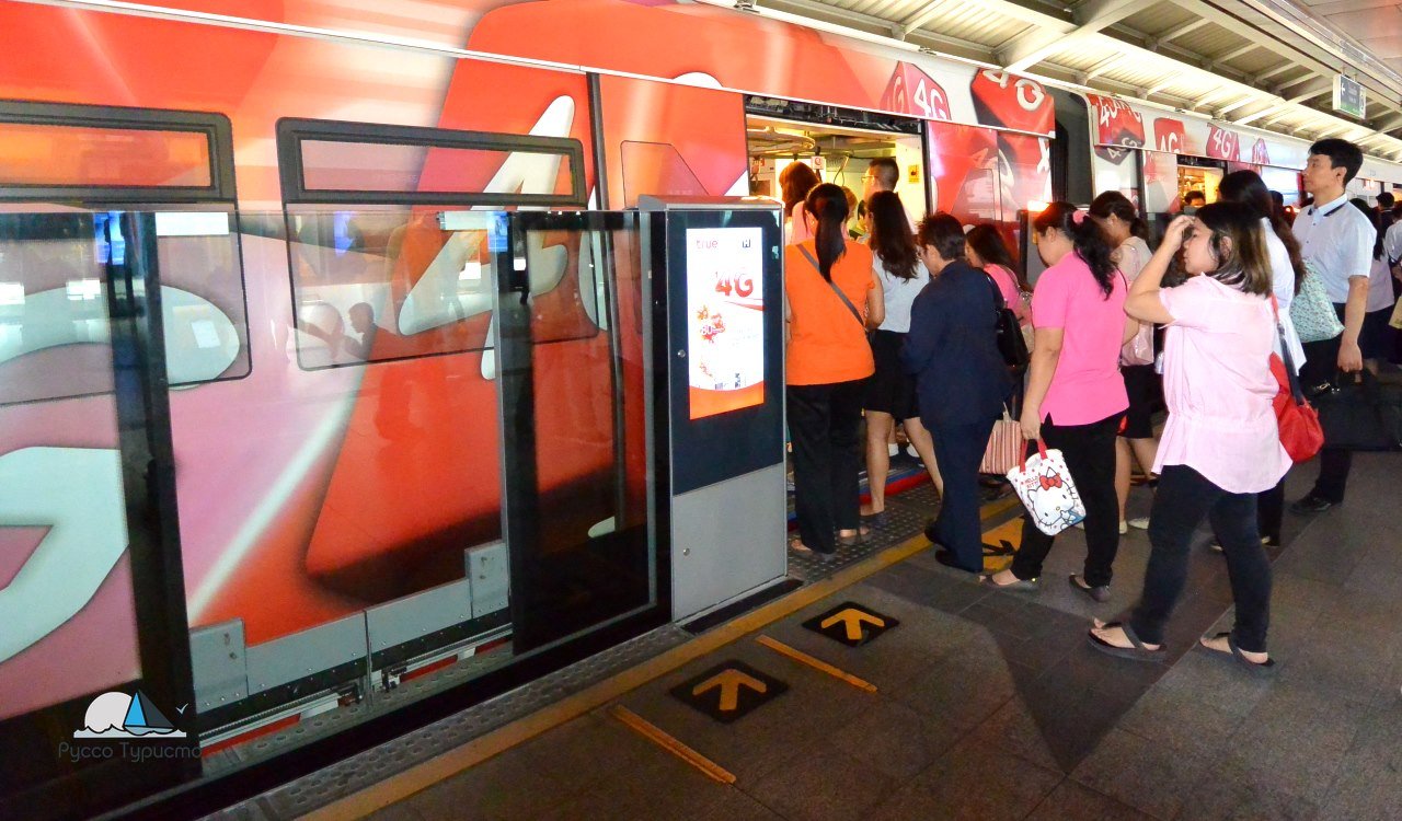 Оживленное метро в Бангкоке