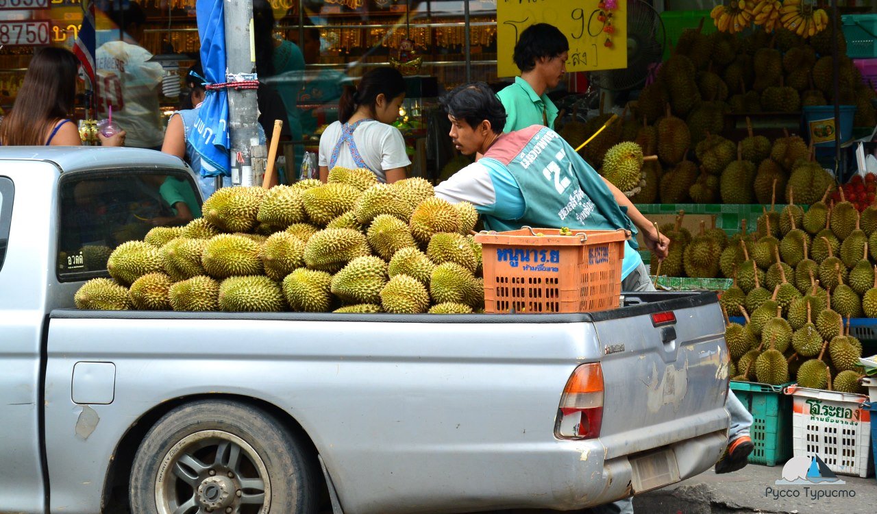 Продавец дурианов на рынке в Бангкоке