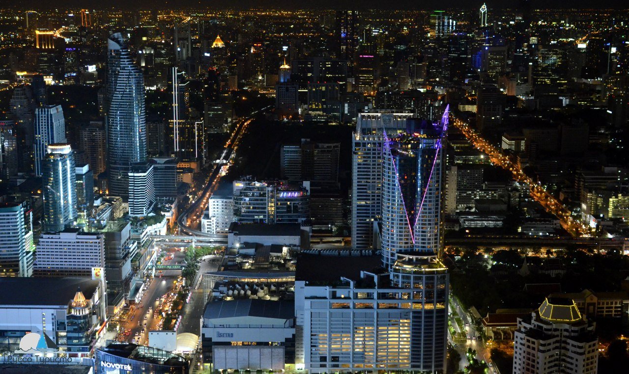 Вид на ночной Бангкок со смотровой площадки отеля Байок Скай