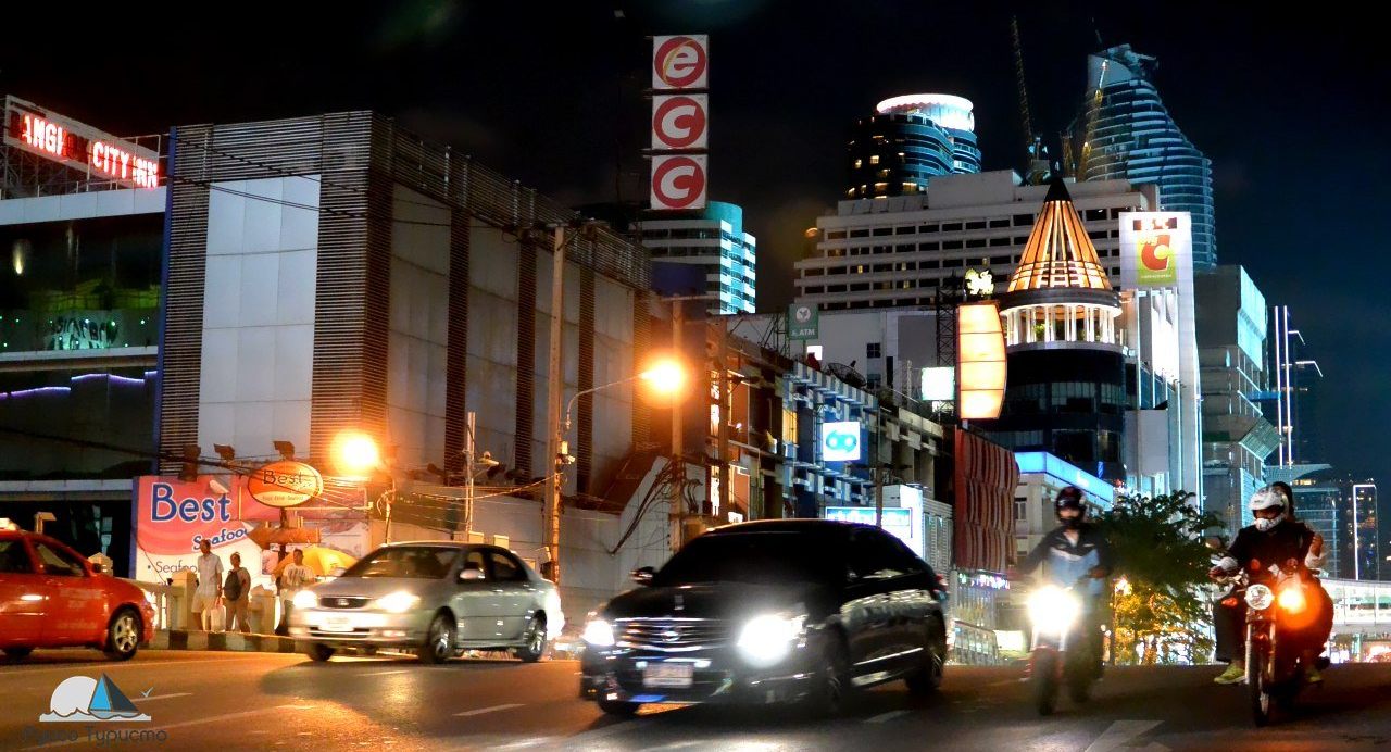 Ночью на одной из центральных улиц Бангкока