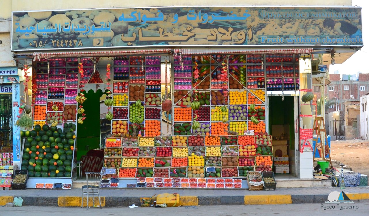 Продажа фруктов на улице в Египте