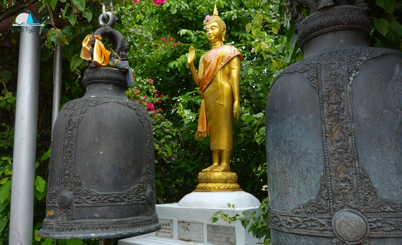 Статуя Будды и колокола