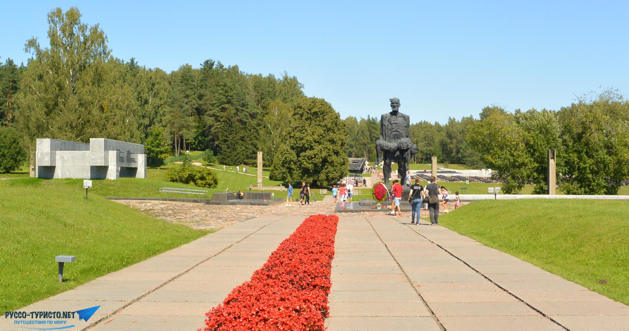 Поездка в Хатынь на машине, Хатынь в Беларуси, памятник мужчины с ребенком на руках