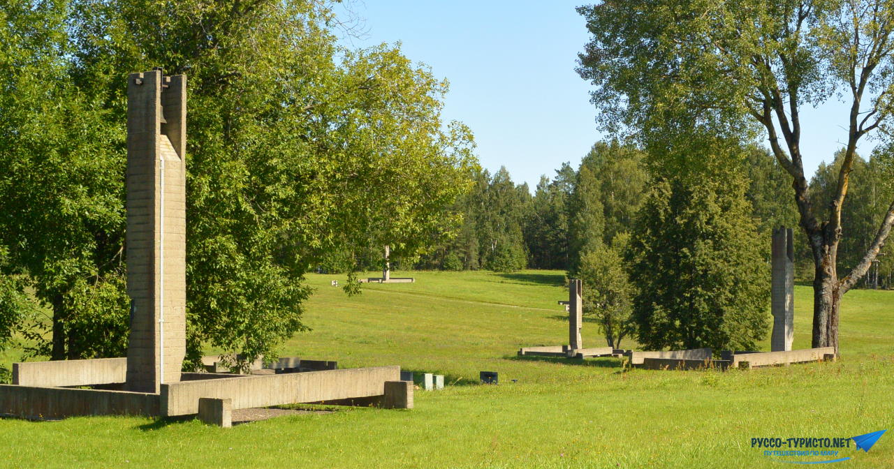 Мемориальный комплекс Хатынь, памятник с печными трубами