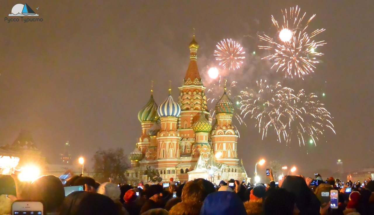 Новогодние праздники в Москве - салют на Красной площади