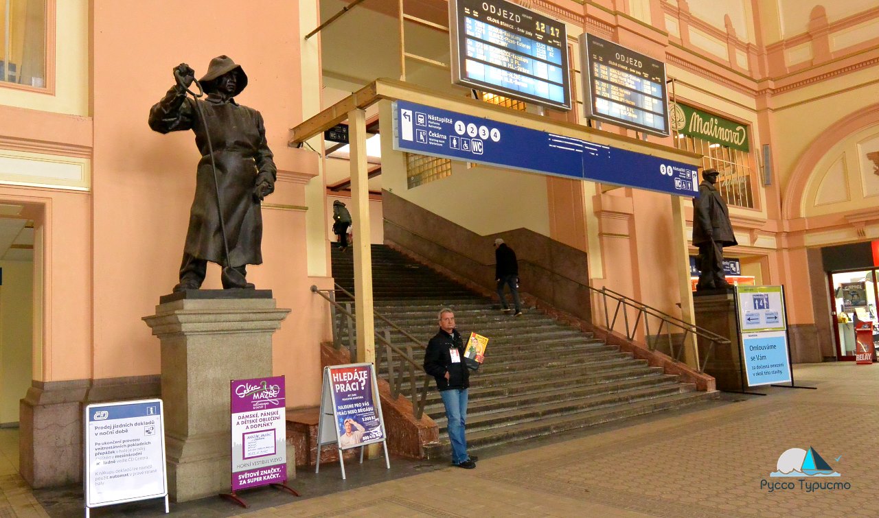Просторный вестибюль вокзала в Пльзене