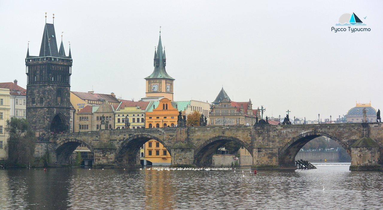 Вид на Карлов мост с берега - Прага
