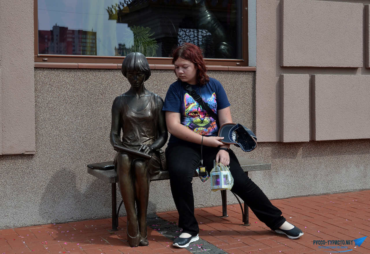 девочка с планшетом в Рязани, скульптура девочка с планшетом, девочка на скамейке с планшетом