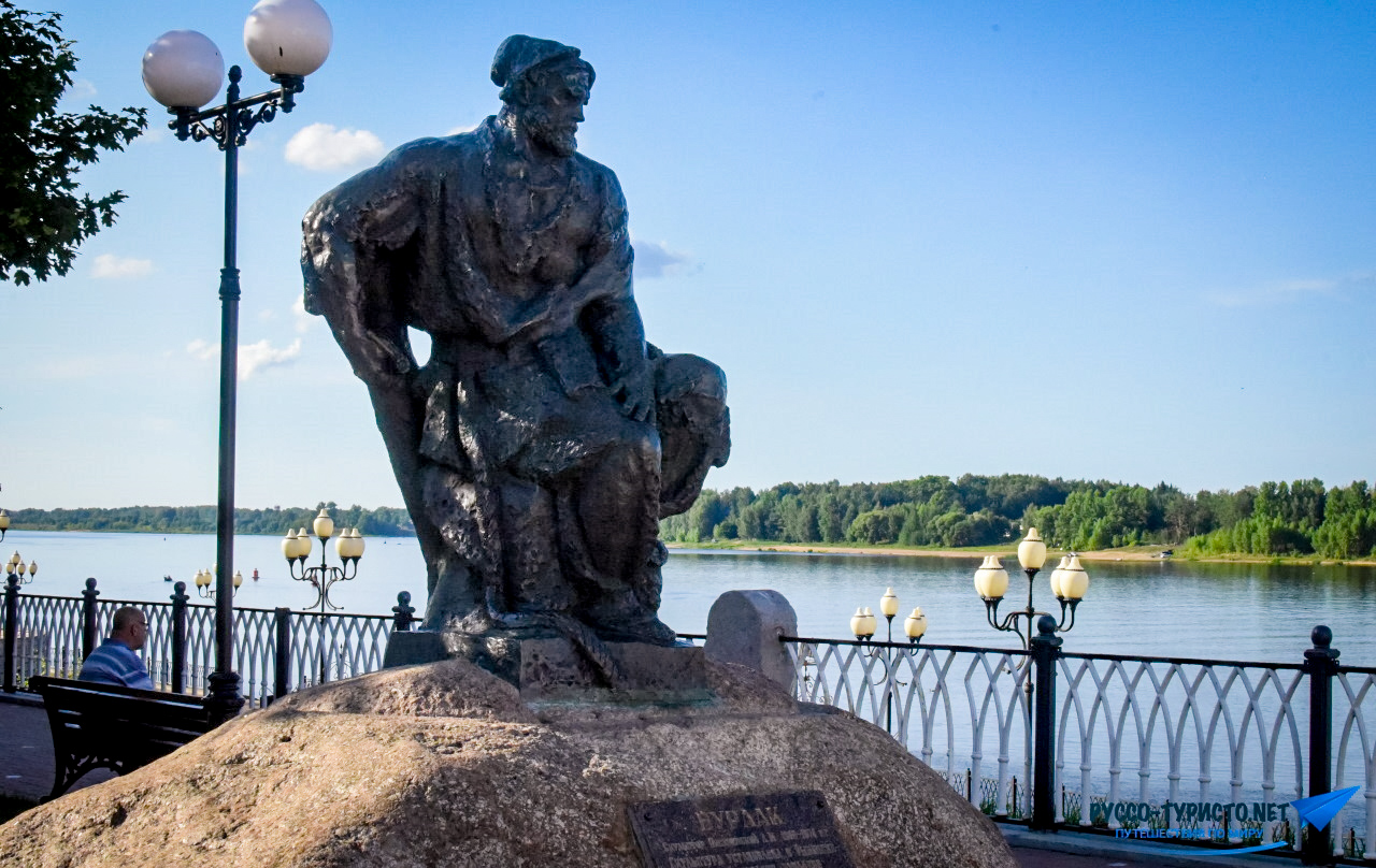 Памятник Бурлаку в Рябинске, скульптура Бурлак на Волге