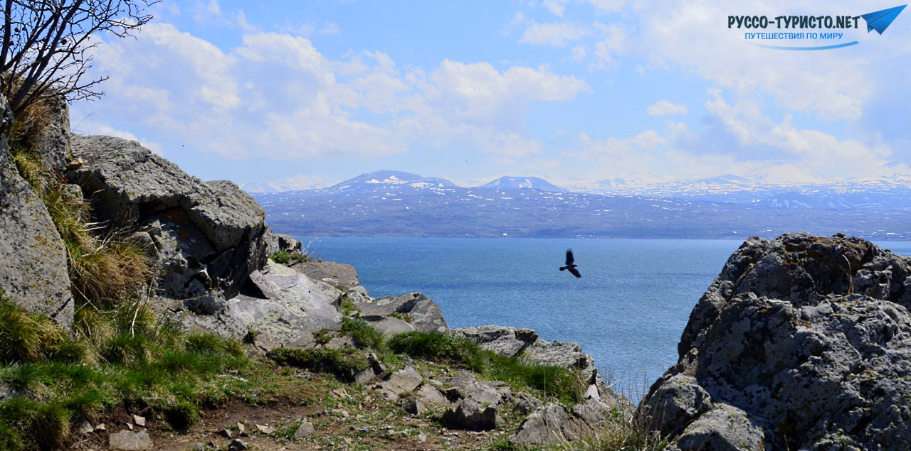 Вид на горы и озеро Севан