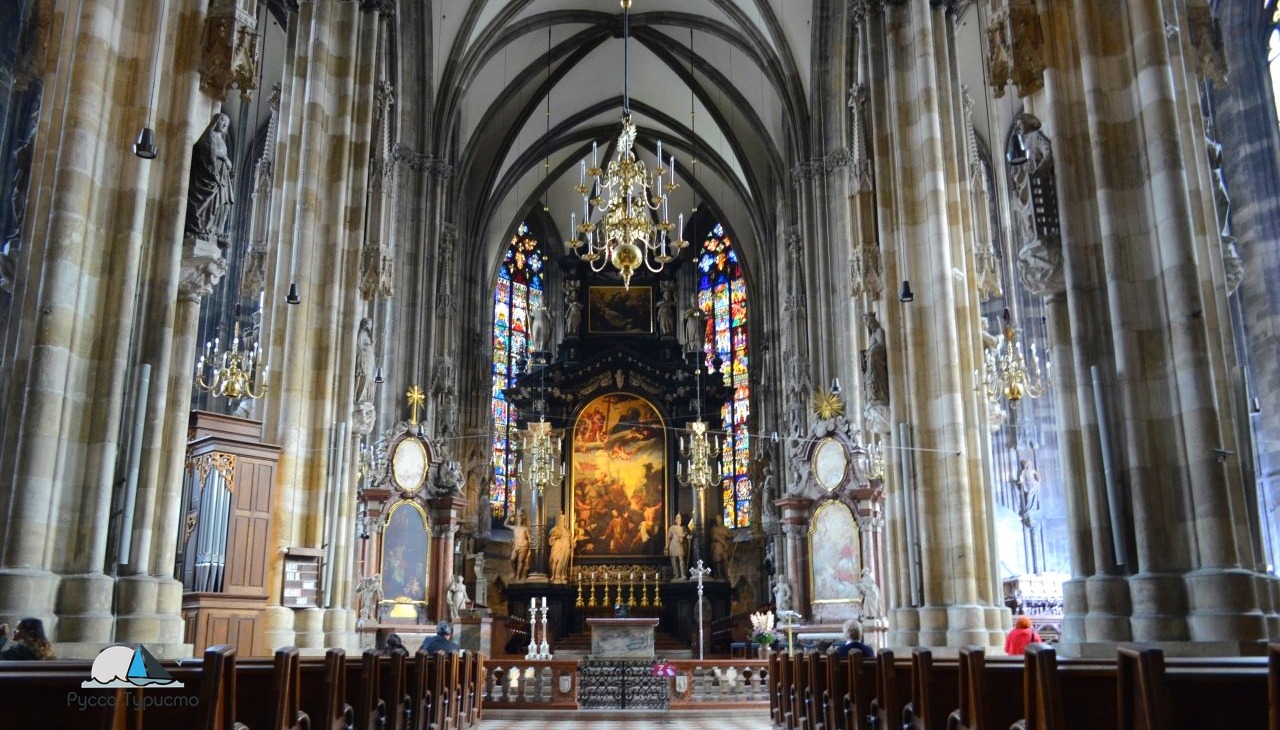 Внутри собора святого Стефана - фото