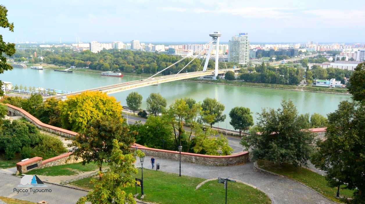 Вид на современный город Братиславу