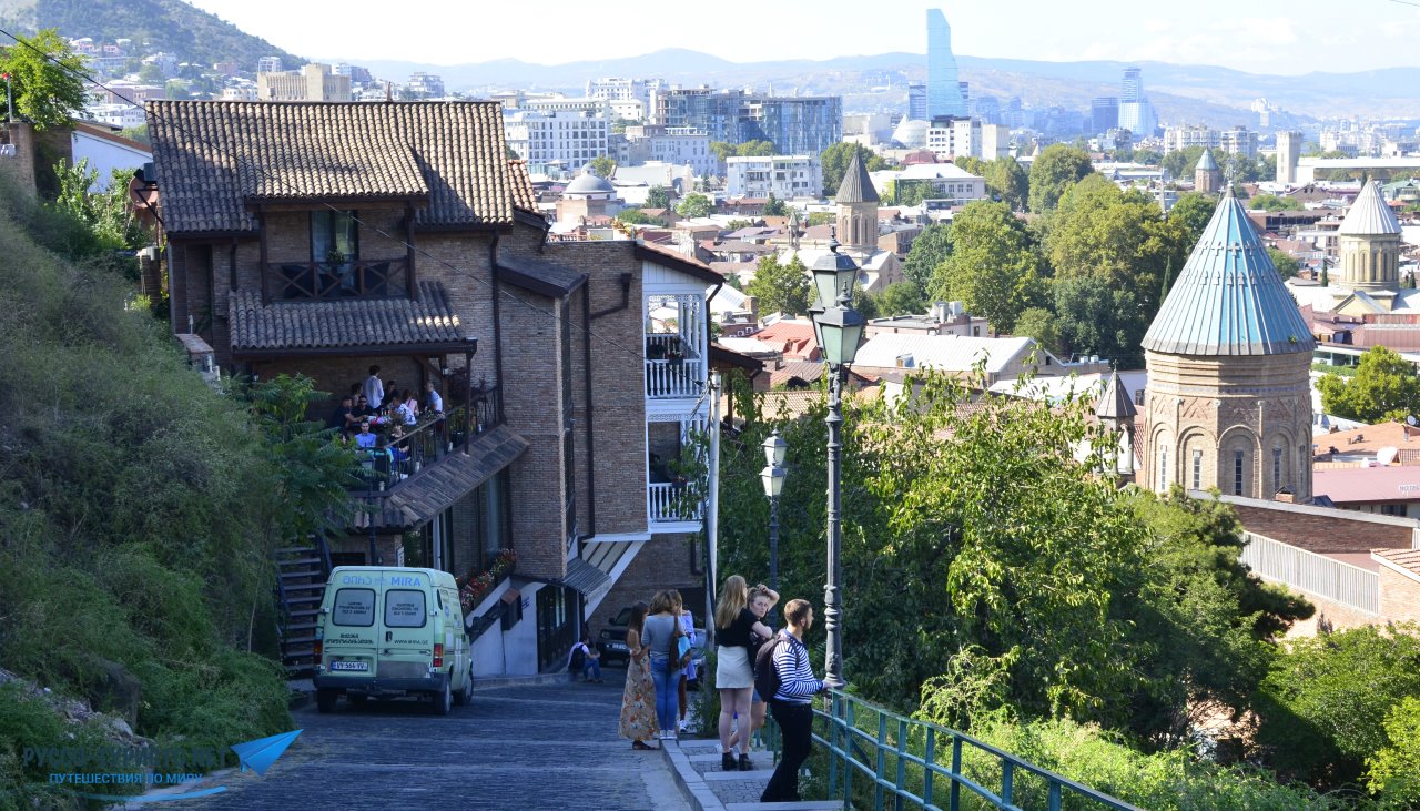 Путешествие в Тбилиси - спуск от крепости