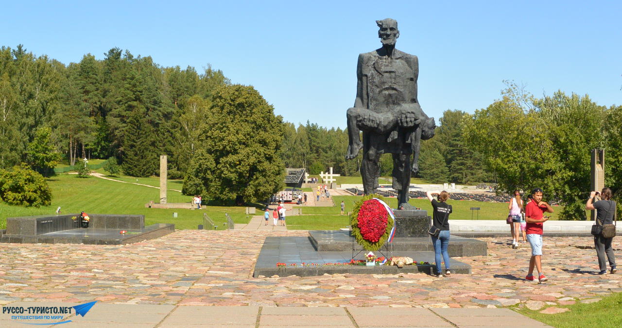 Поездка в Хатынь на машине, Хатынь в Беларуси, памятник мужчины с ребенком на руках