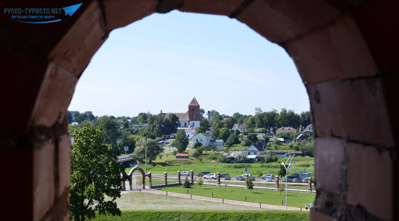 Вид на город Мир в Беларуси со стен замка