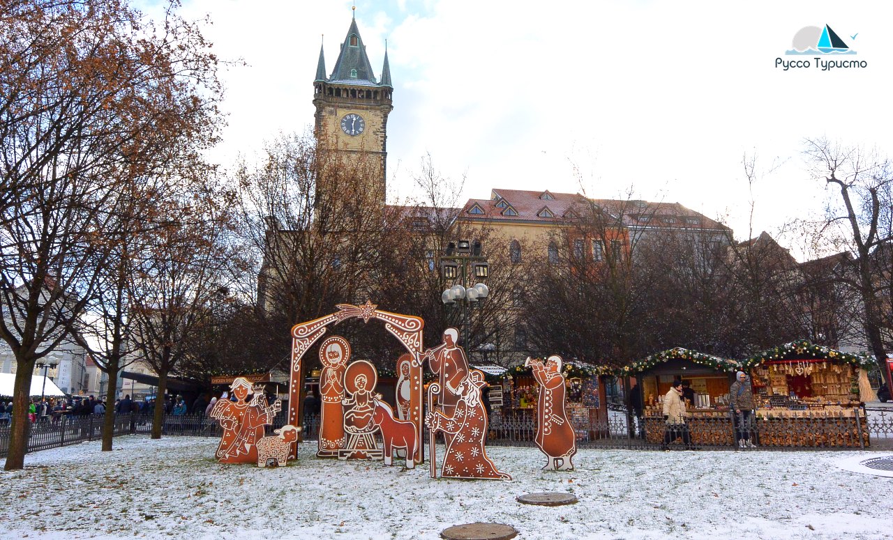 Украшения на Рождество на площади в Праге