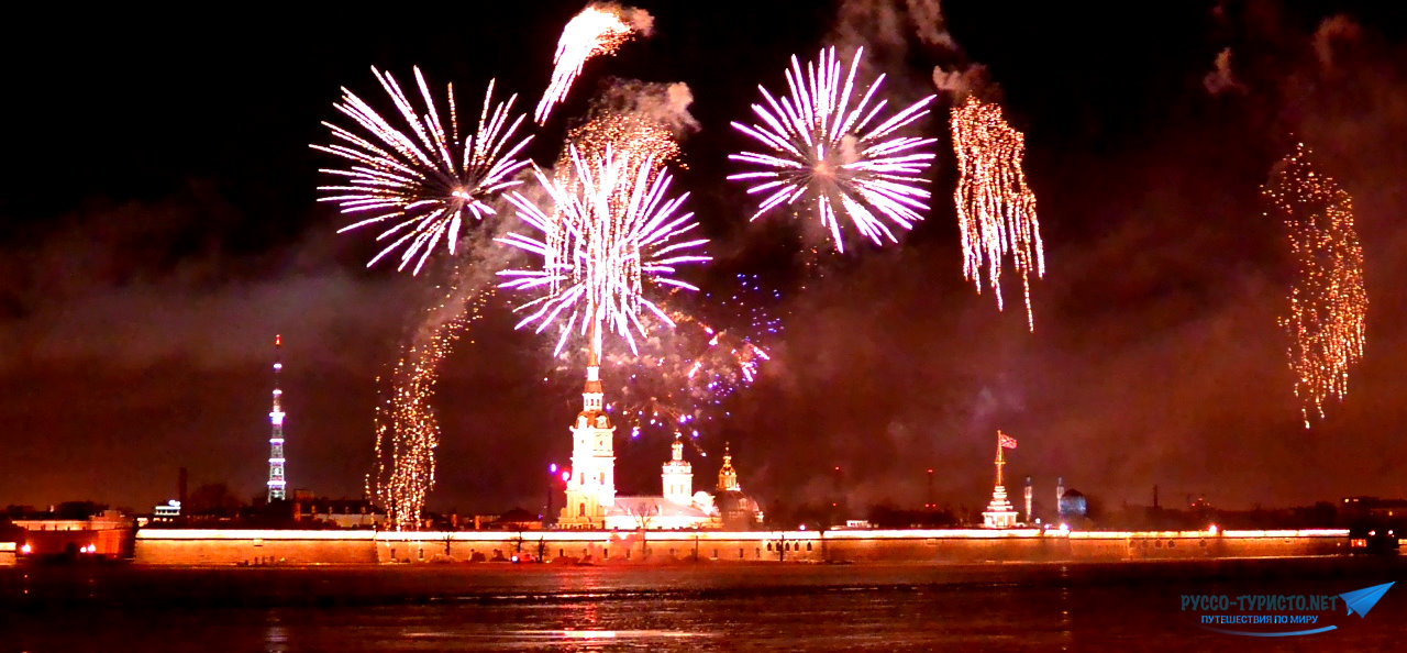 Новогодний салют над Петропавловской крепостью в Санкт-Петербурге