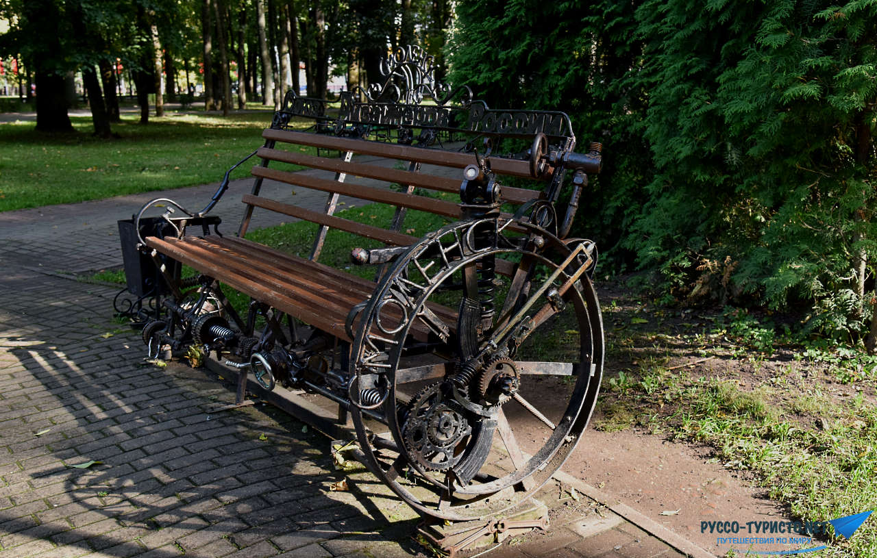 Дизайнерская скамейка Смоленск, скамья в саду Блонье, скамейка союза дизайнеров России