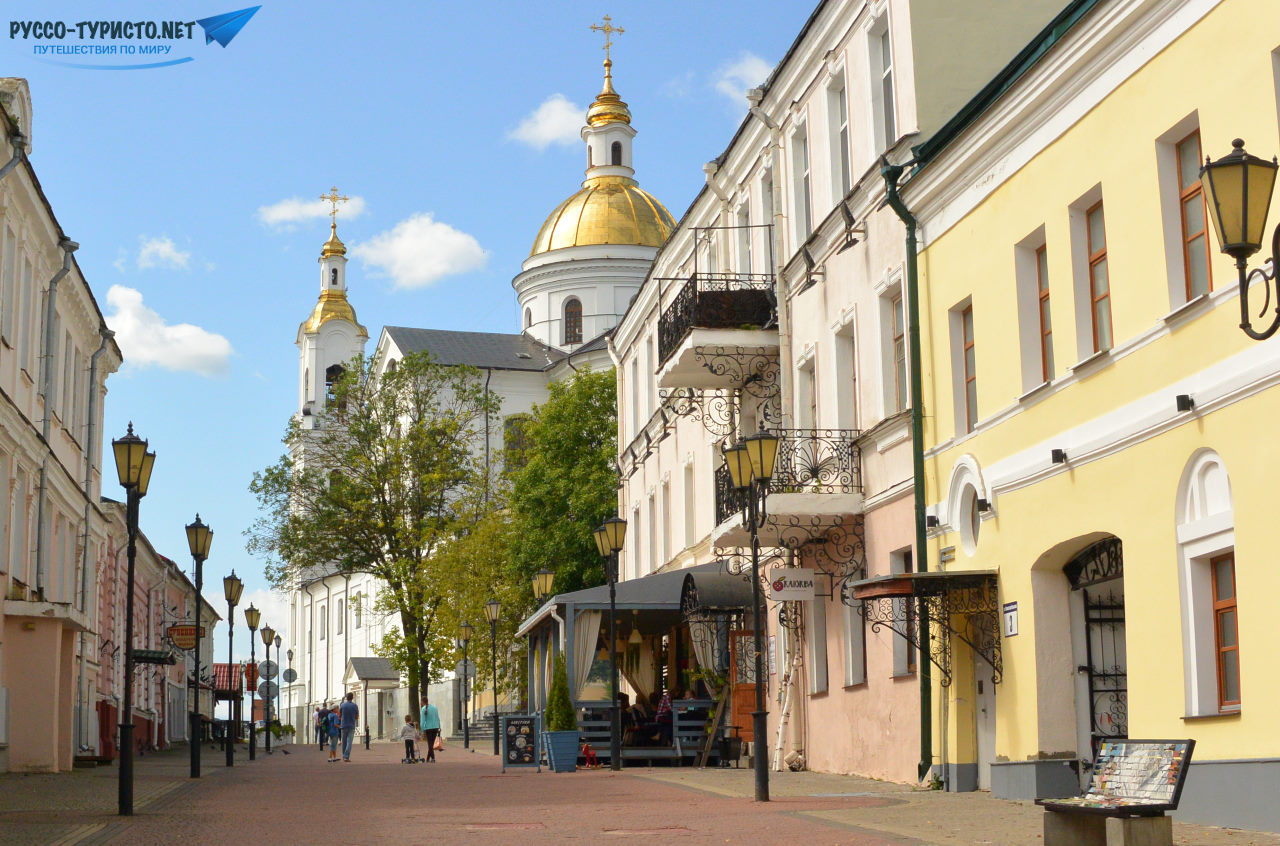 Улица с сувенирами и кафе в Витебске