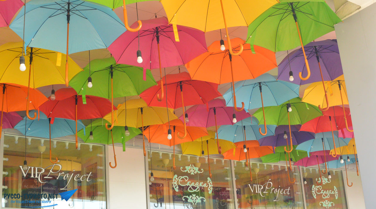 Разноцветные зонты в Витебске